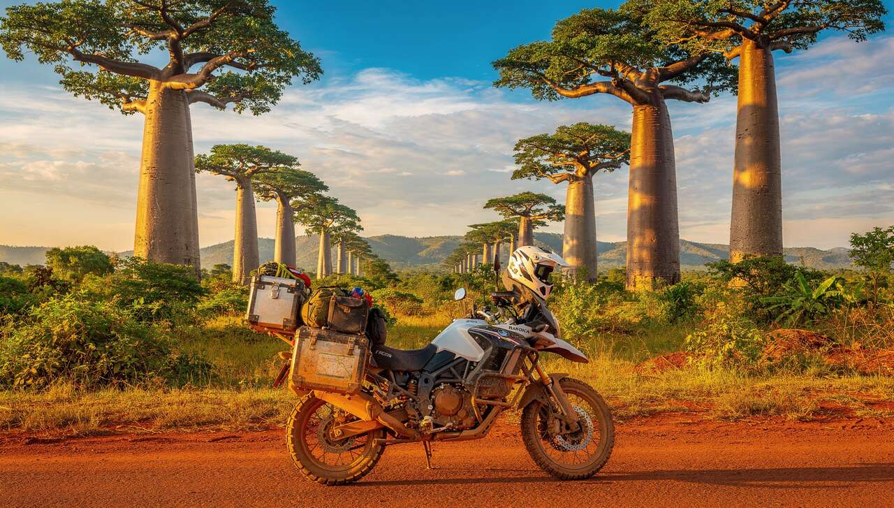 Voyage à moto à Madagascar : aventures et paysages époustouflants
