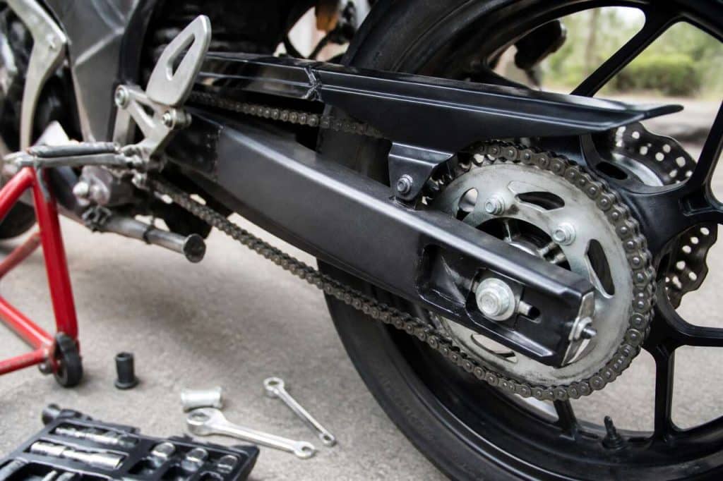 Guide sur le bras oscillant de moto : entretien et réglage