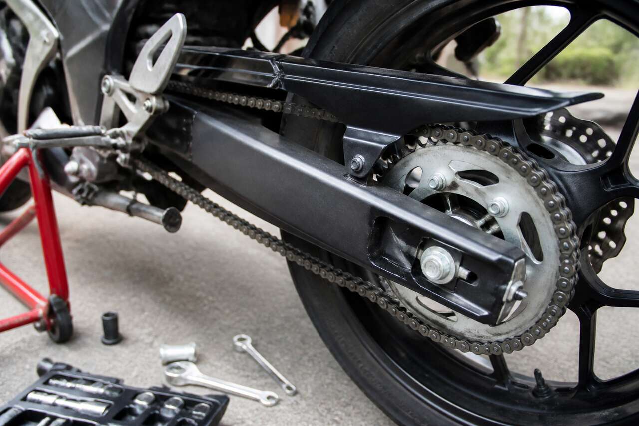 Guide sur le bras oscillant de moto : entretien et réglage
