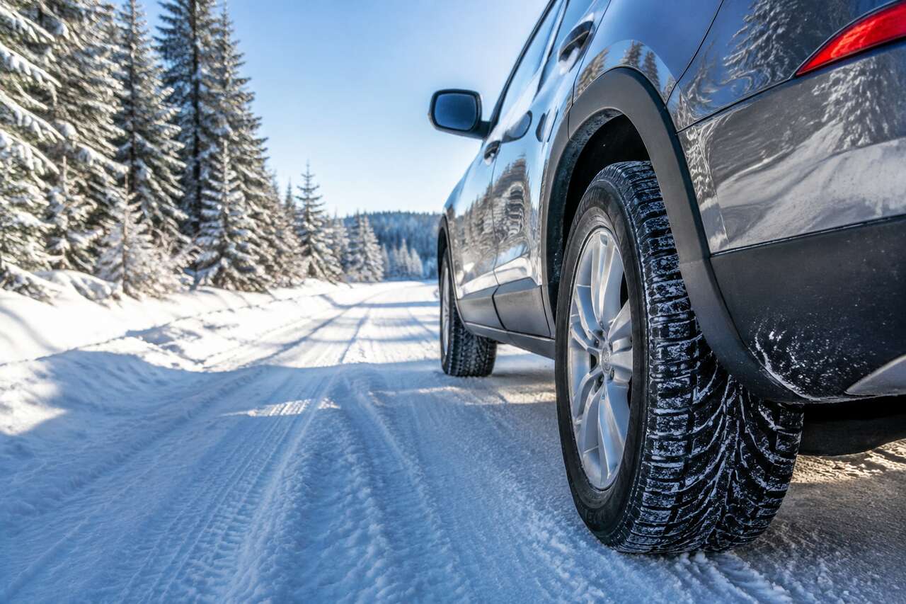 Pneus hiver : comment choisir pour une voiture familiale ?